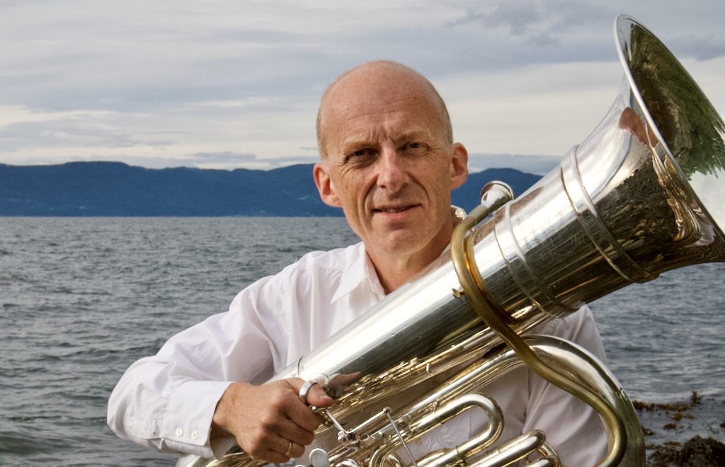 Øystein Baadsvik mit Tuba am Meer